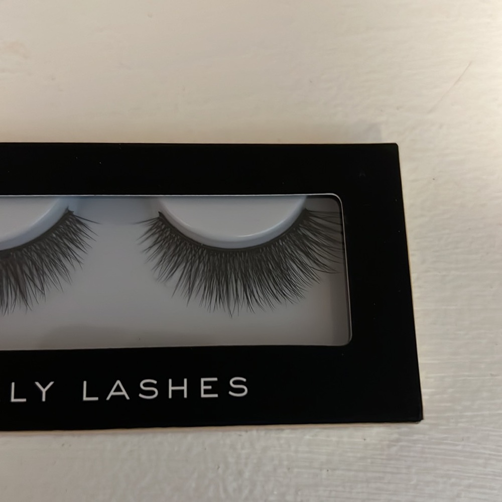 Lashes - Picture 4 of 4